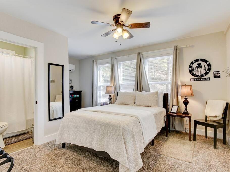 Cedar Blossom Bungalow Is A Cozy Getaway With A 5 Minute Walk To Downtown! Хот-Спрингс Экстерьер фото