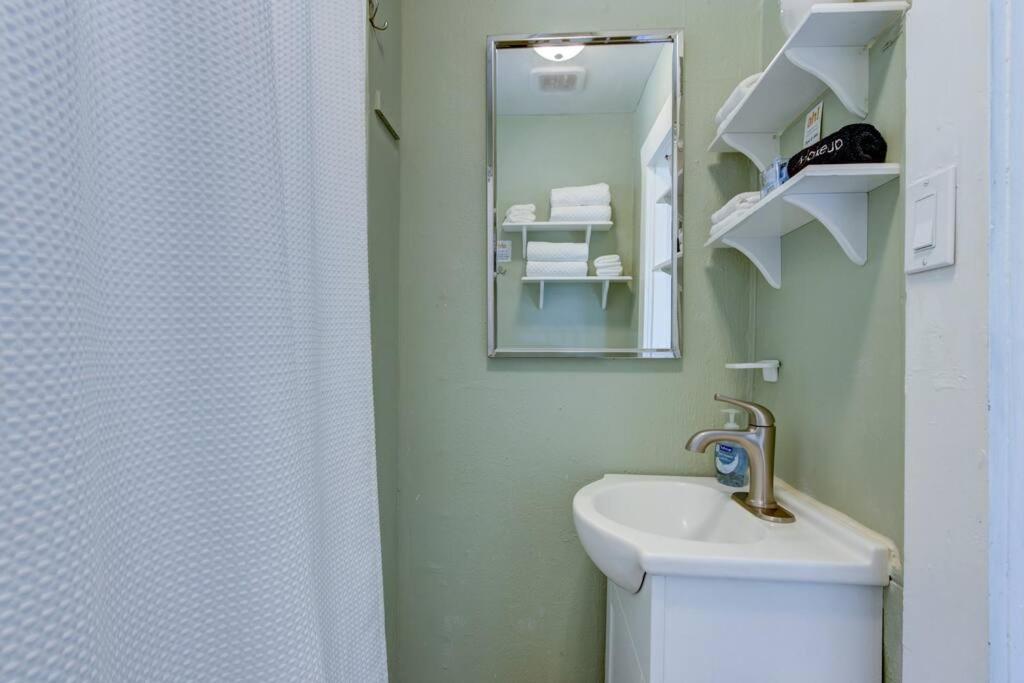 Cedar Blossom Bungalow Is A Cozy Getaway With A 5 Minute Walk To Downtown! Хот-Спрингс Экстерьер фото