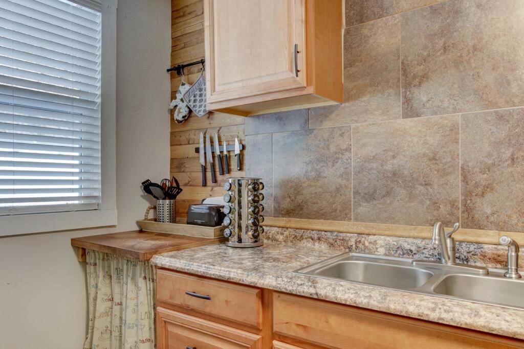 Cedar Blossom Bungalow Is A Cozy Getaway With A 5 Minute Walk To Downtown! Хот-Спрингс Экстерьер фото