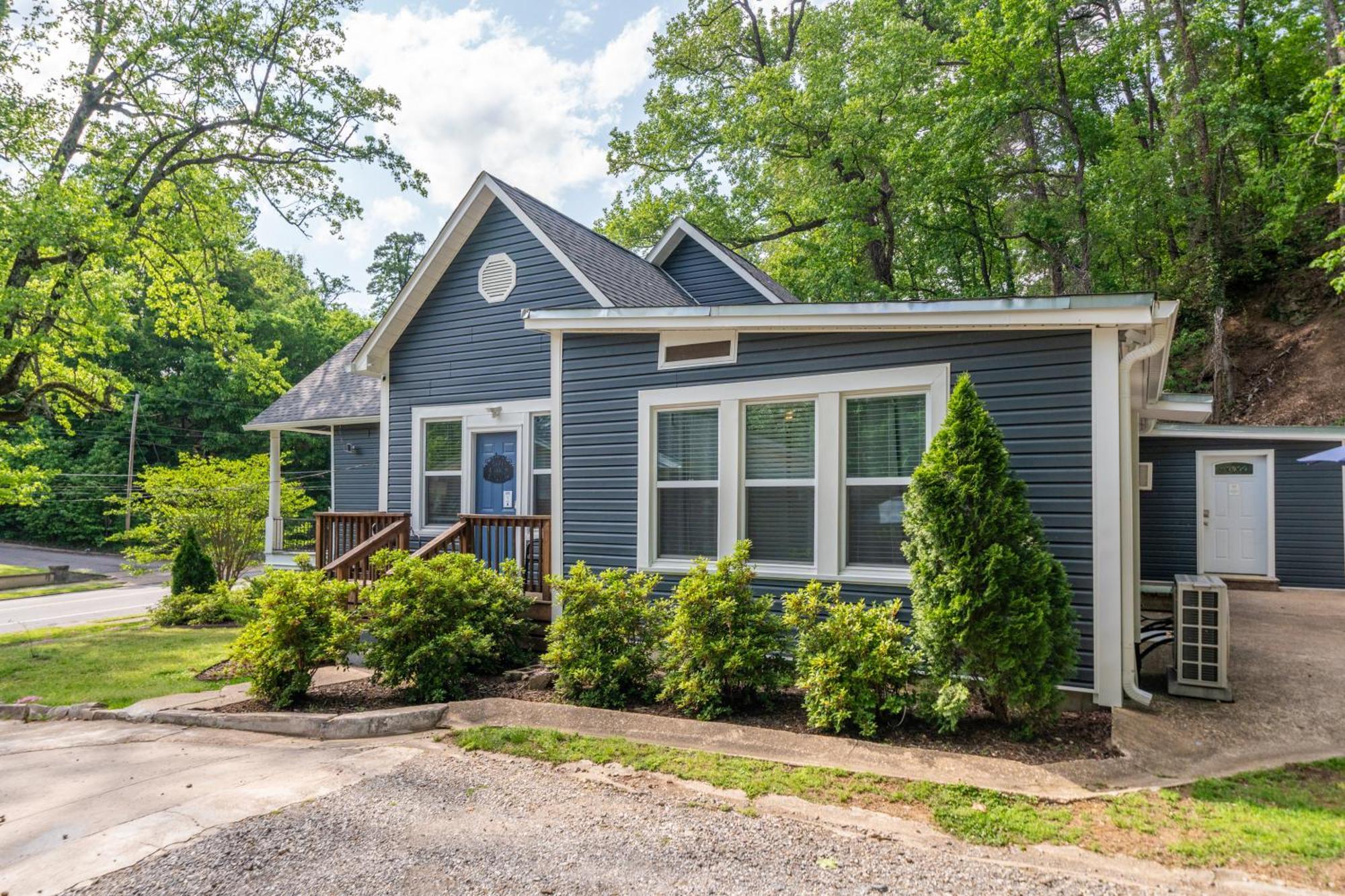 Cedar Blossom Bungalow Is A Cozy Getaway With A 5 Minute Walk To Downtown! Хот-Спрингс Экстерьер фото
